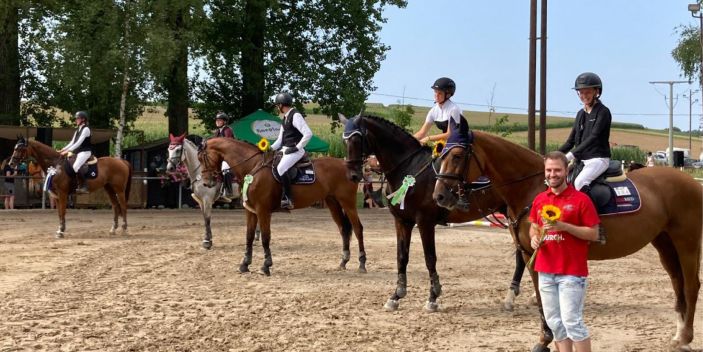 Preisübergabe für den Springreit-Nachwuchs